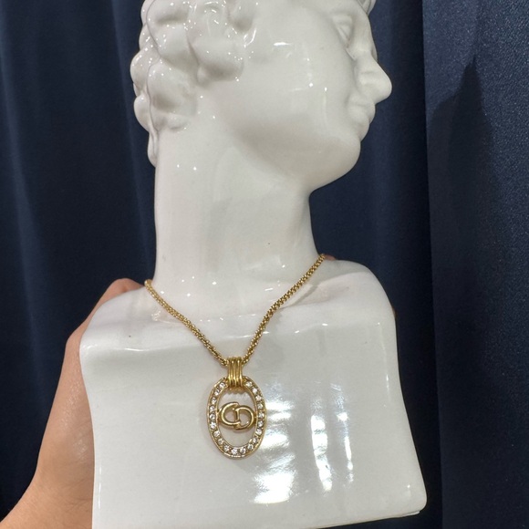 ✨Christian Dior Vintage Gold Tone CD Logo Oval
Pendant Necklace with Rhinestones - Picture 5 of 17